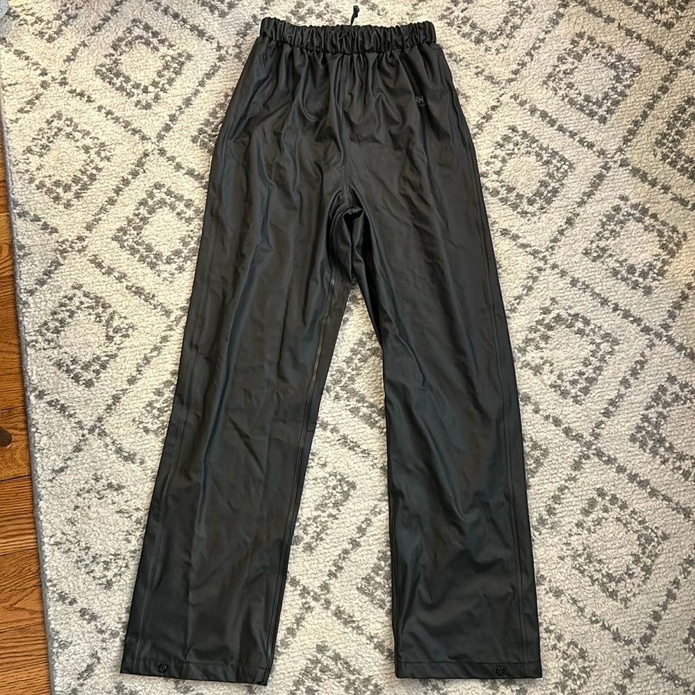 Helly Hansen Waterproof Pants Shell - Women’s Medium - Black - LIKE NEW